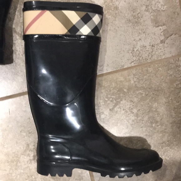 Burberry  Rain boots!! Barely worn - Picture 10 of 11
